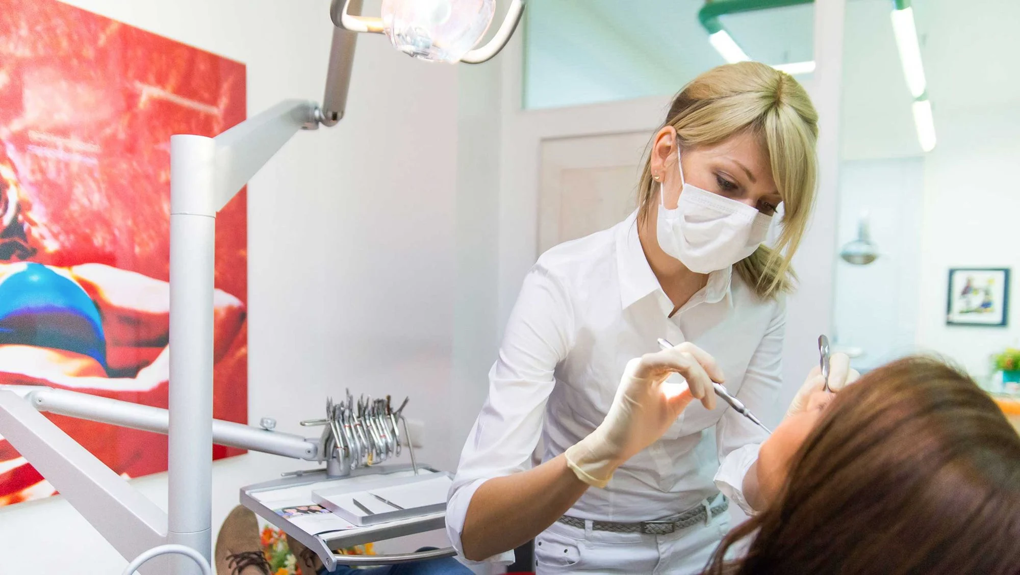 Kieferorthopädin bei der Behandlung einer Patientin