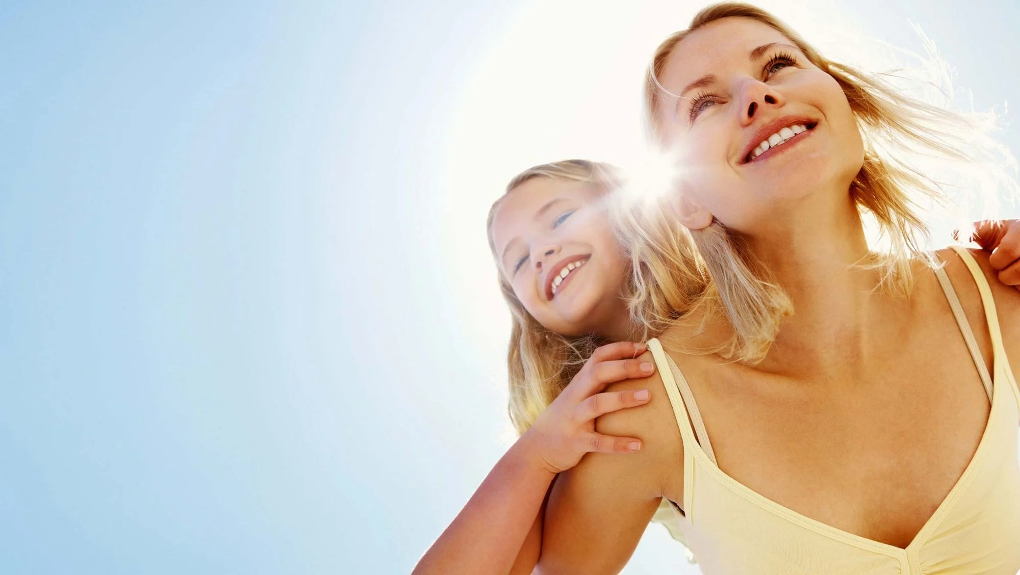 Zwei lachende Frauen im Sonnenlicht