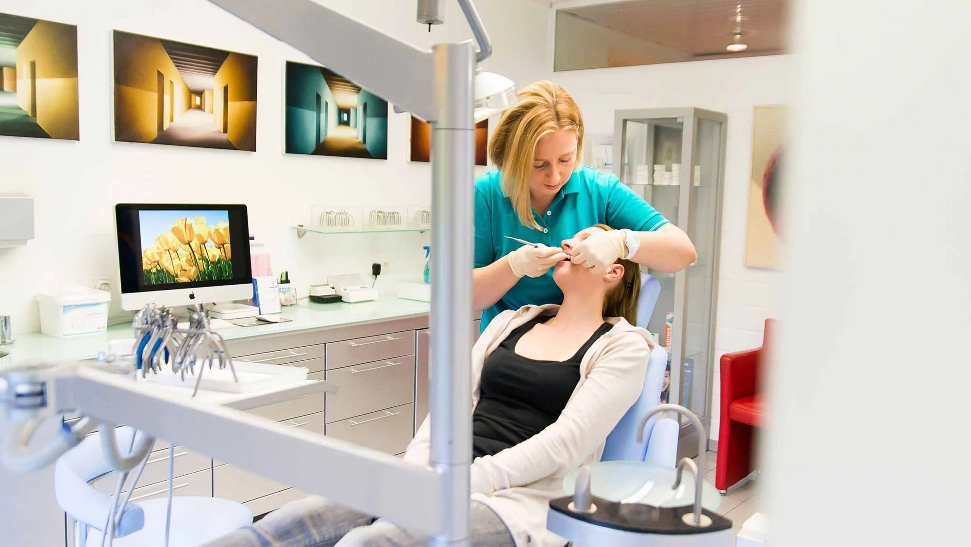 Behandlungszimmer mit Patientin