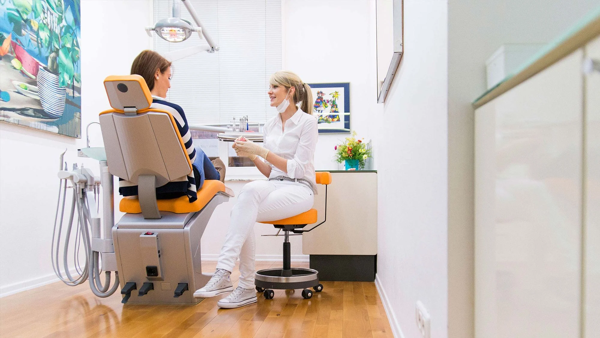 Patientin im Behandlungsstuhl