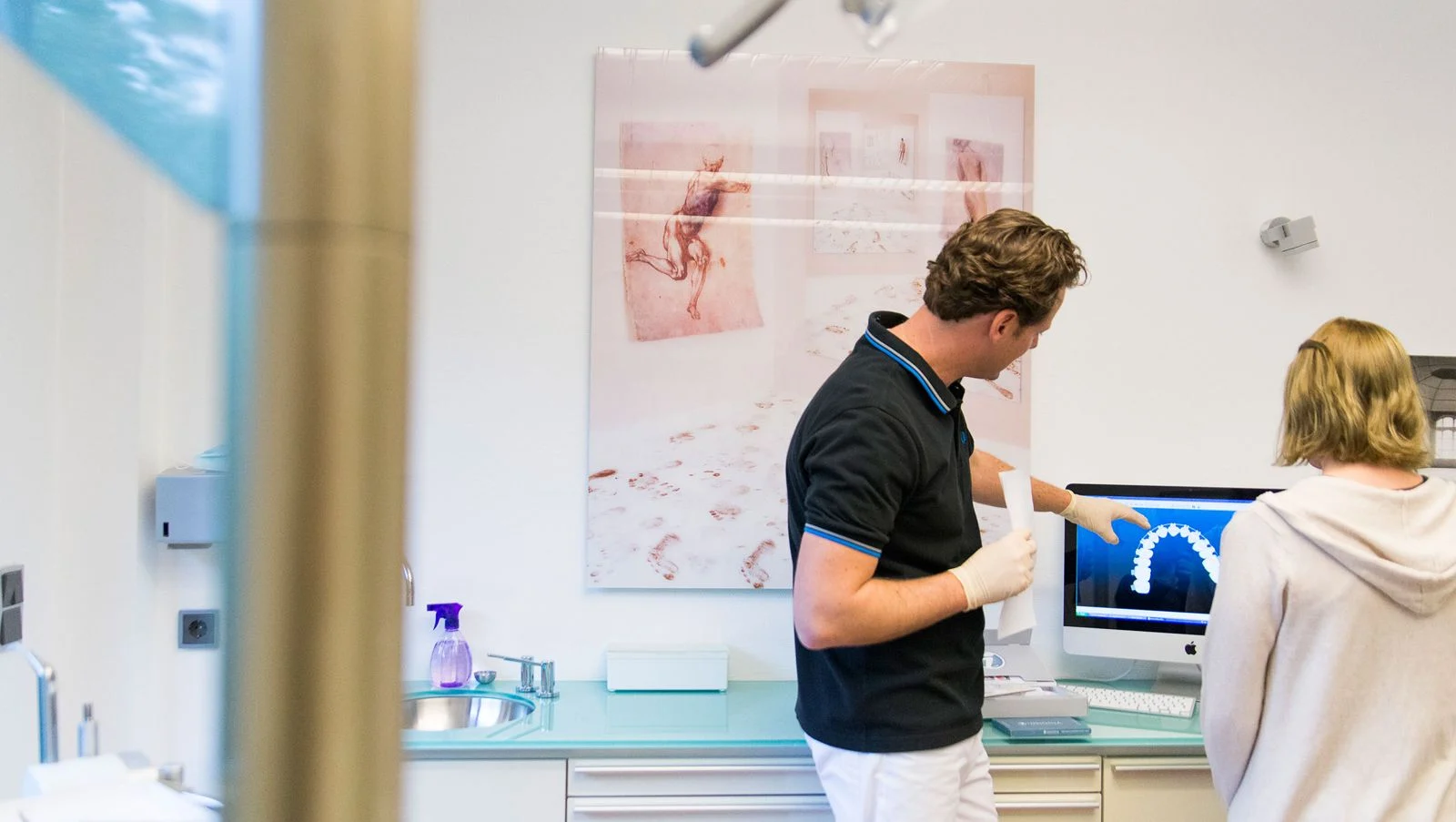Dr. Wolter zeigt einer Patientin das 3D-Modell am Bildschirm